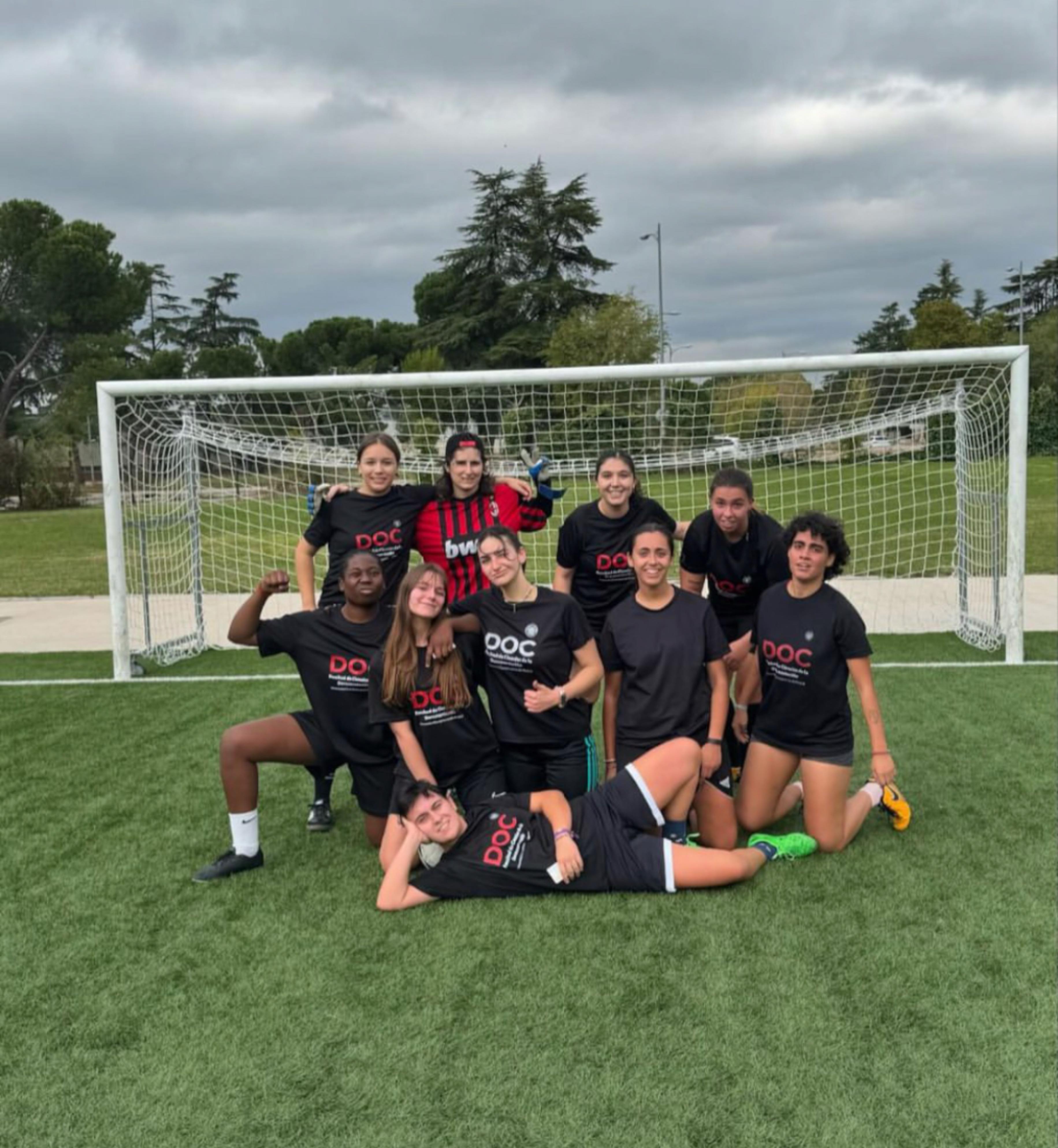 Partidazo entre los equipos de fútbol ⚽️ femeninos de Documentación y de Medicina, con victoria de nuestras jugadoras por 2 a 1. ¡Grandes!